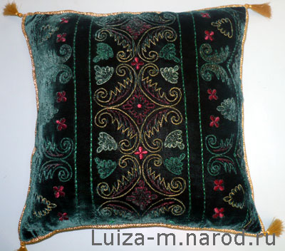 Национальный сувенир из Казани - Вышитая декоративная подушка