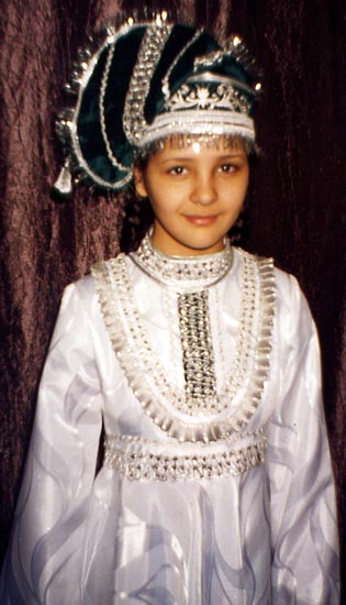 Девочка в татарском платье