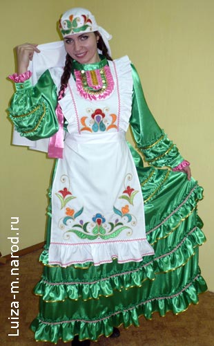 Девушка в татарском народном костюме