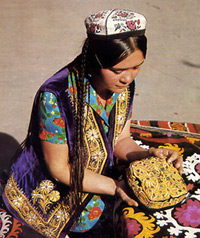 Девушка в узбекском костюме. Узбекская тюбетейка